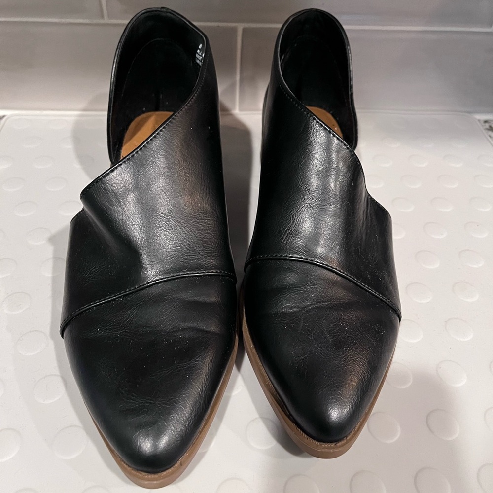 Universal thread: pointy toe cut out shoe